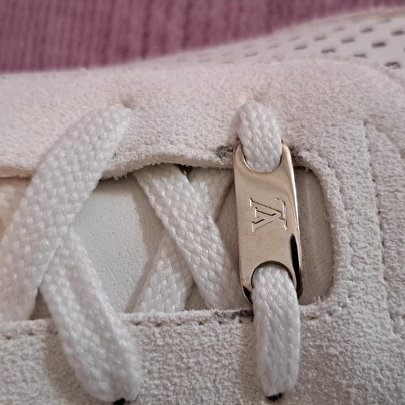 Louis Vuitton women's leather and suede sneakers. - Picture 6 of 9